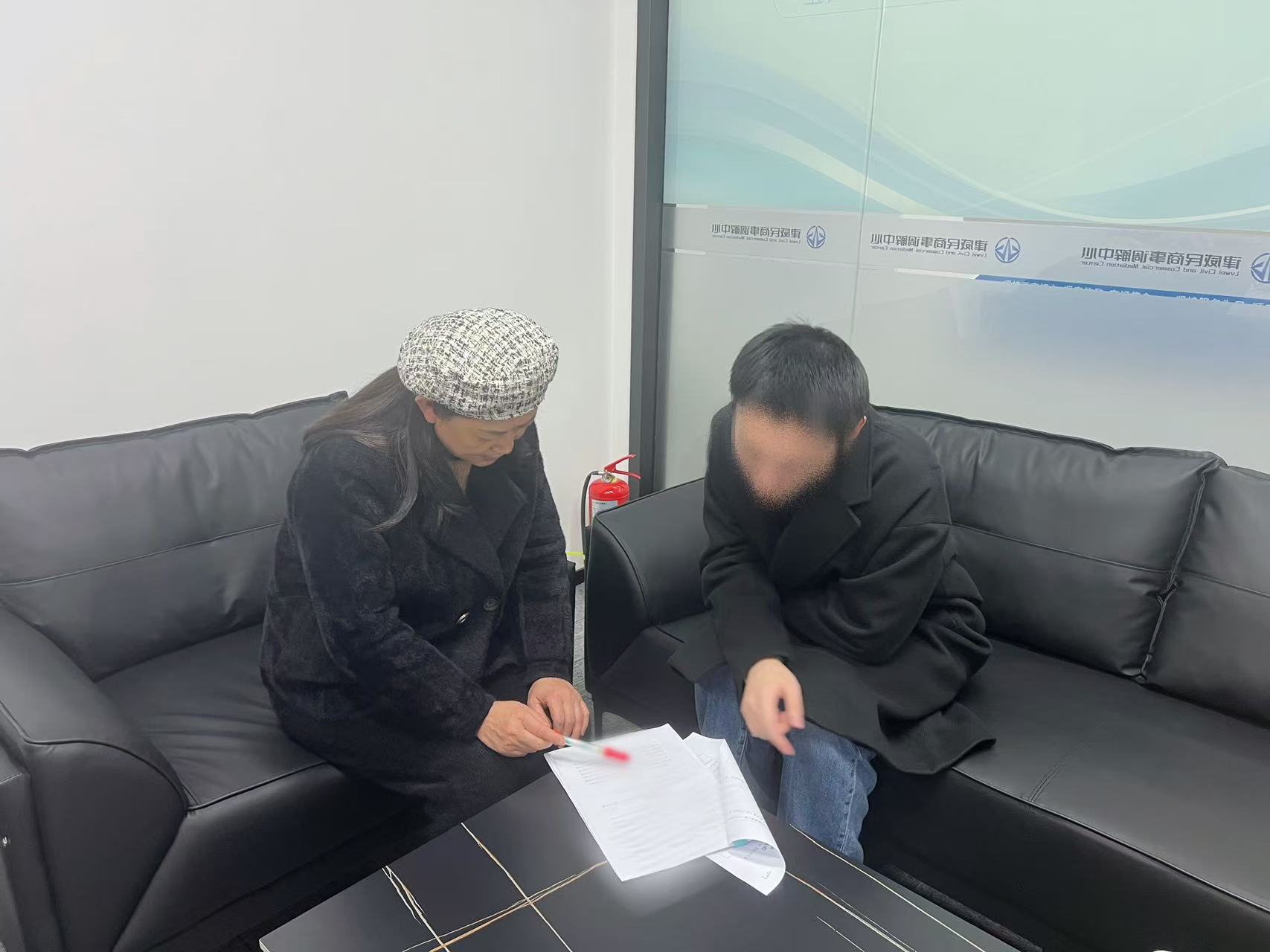 邻里同学债，“背靠背”排解显温情